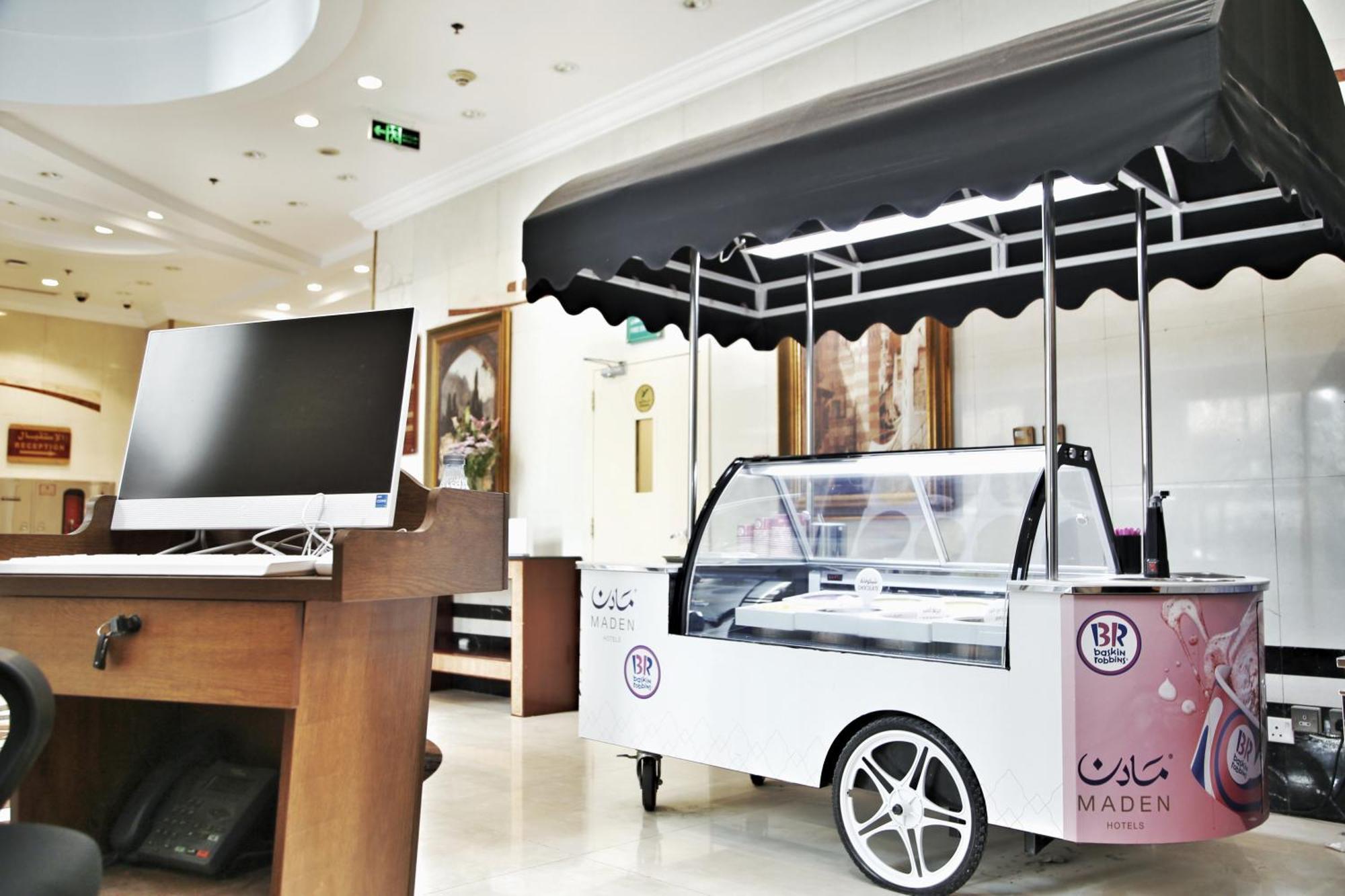 Maden Alrawda 호텔 메디나 외부 사진 A Baskin Robbins cart in Dubai