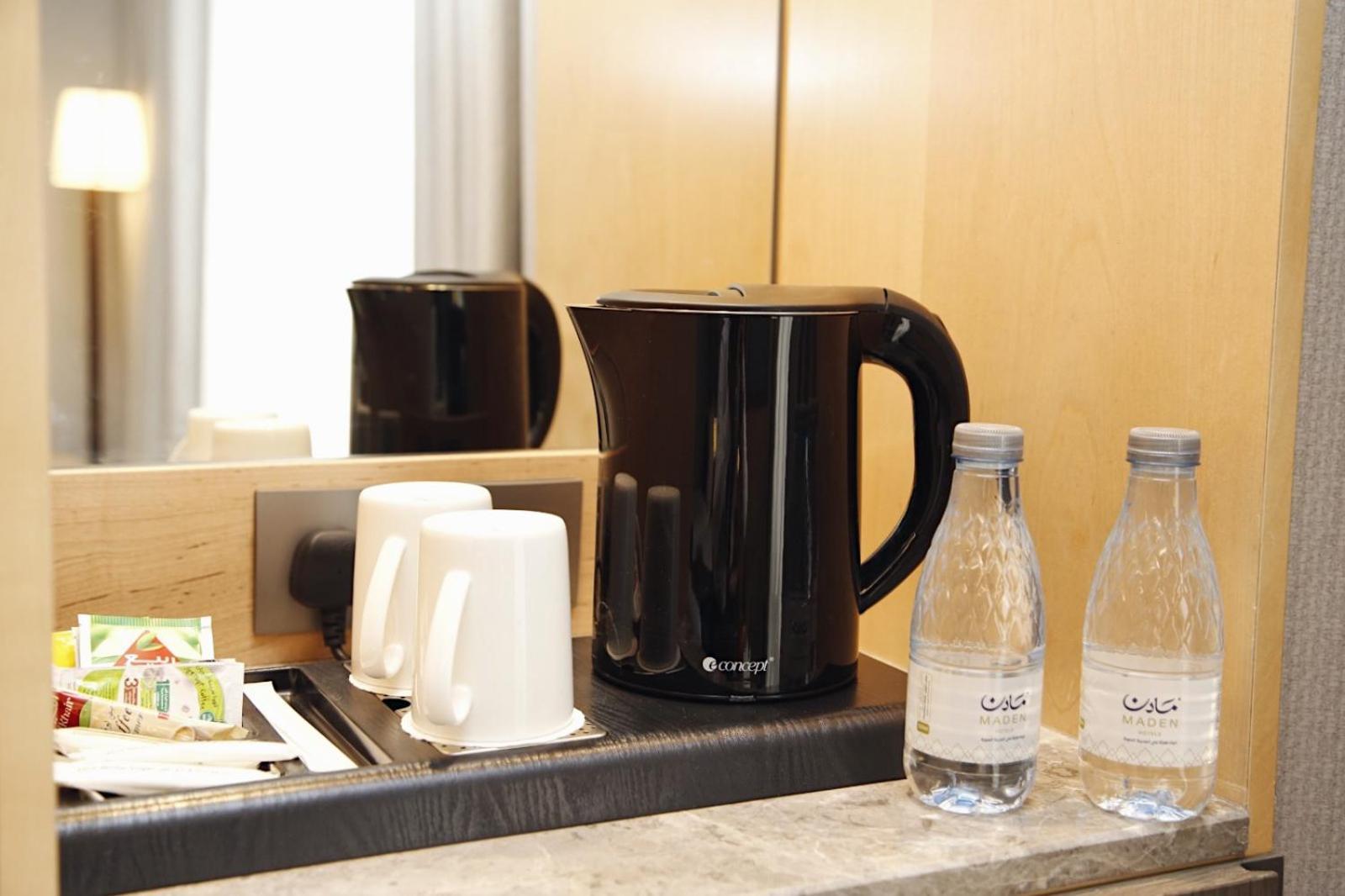 Maden Alrawda 호텔 메디나 외부 사진 A kettle in a hotel room