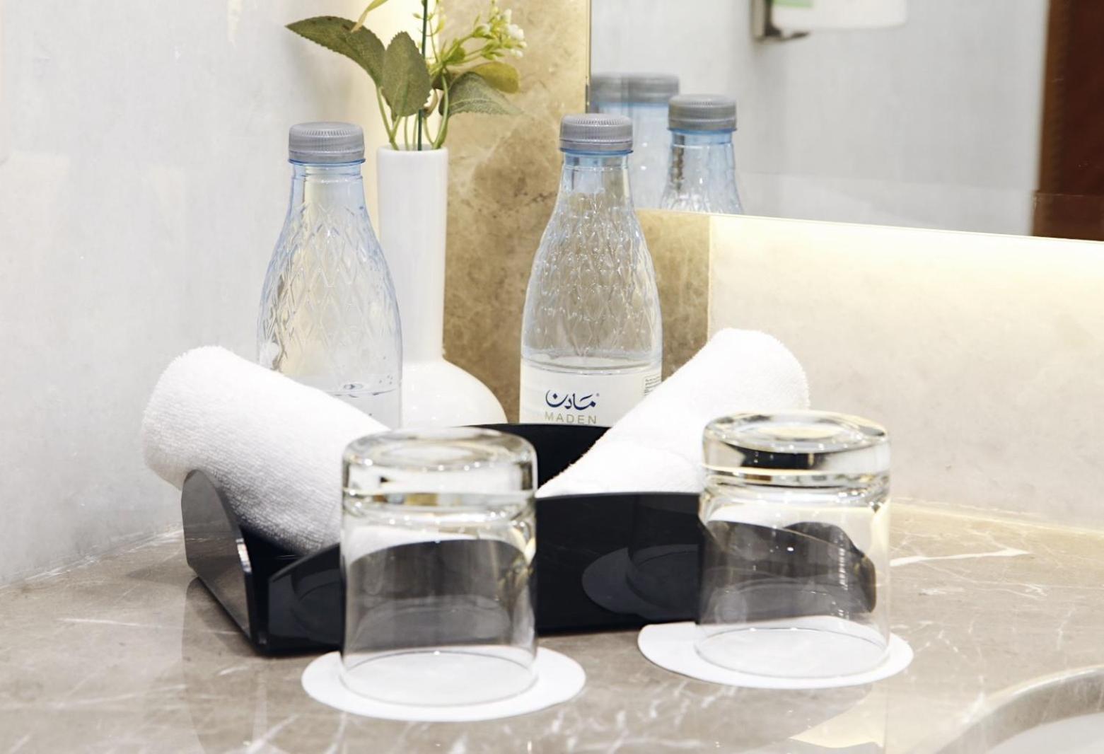Maden Alrawda 호텔 메디나 외부 사진 Bottled water in a hotel room
