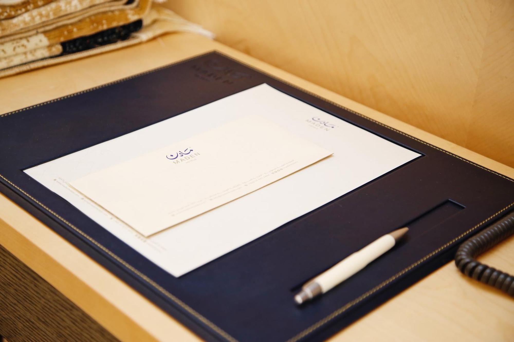 Maden Alrawda 호텔 메디나 외부 사진 A pen and notepad