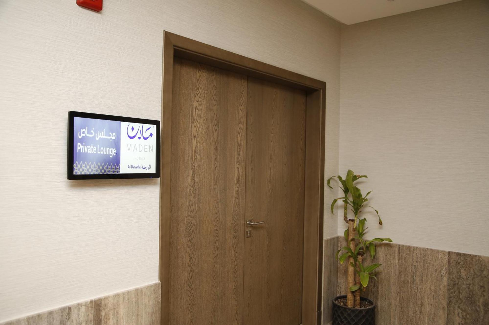 Maden Alrawda 호텔 메디나 외부 사진 A digital signage screen in a hospital