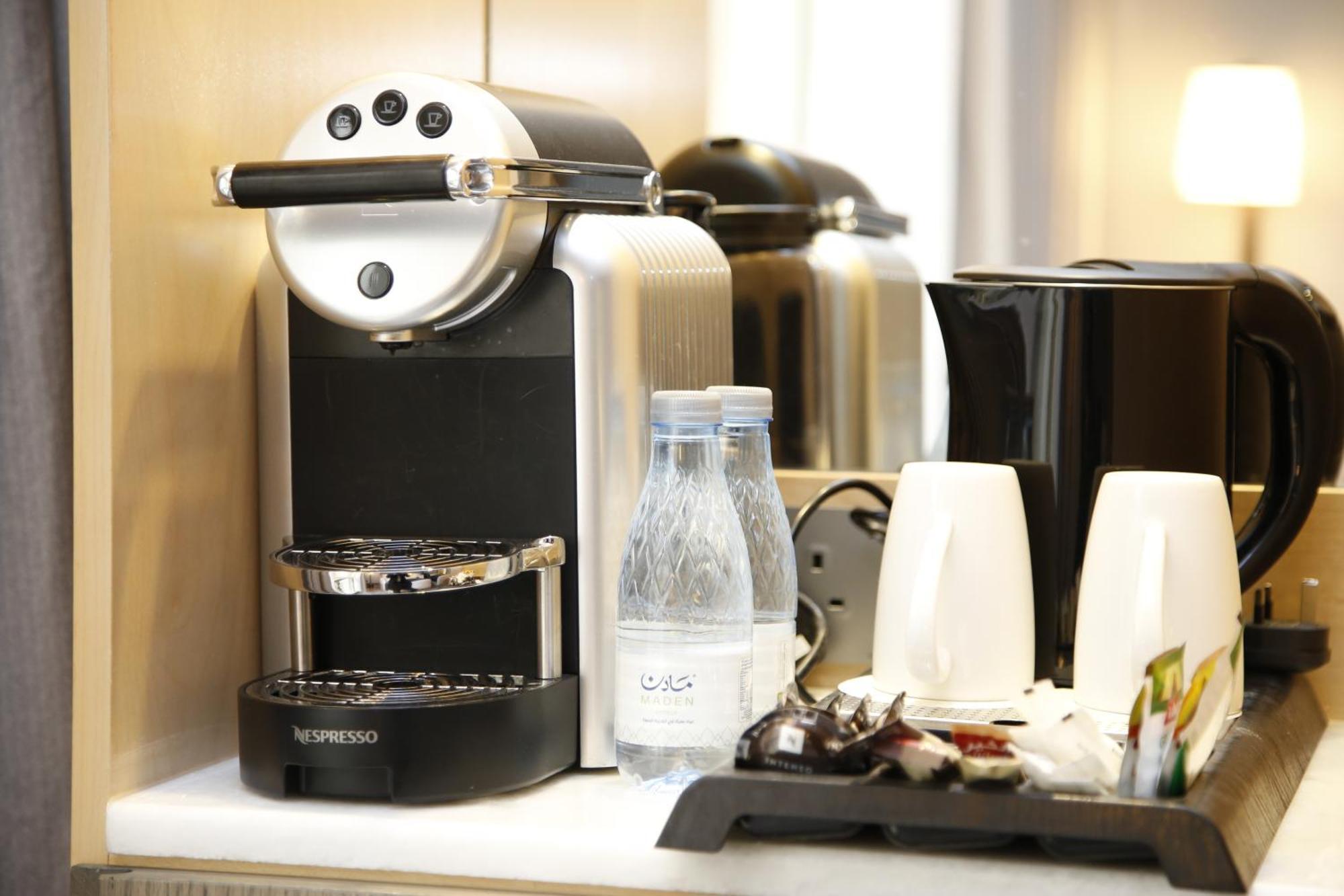 Maden Alrawda 호텔 메디나 외부 사진 A Nespresso coffee machine