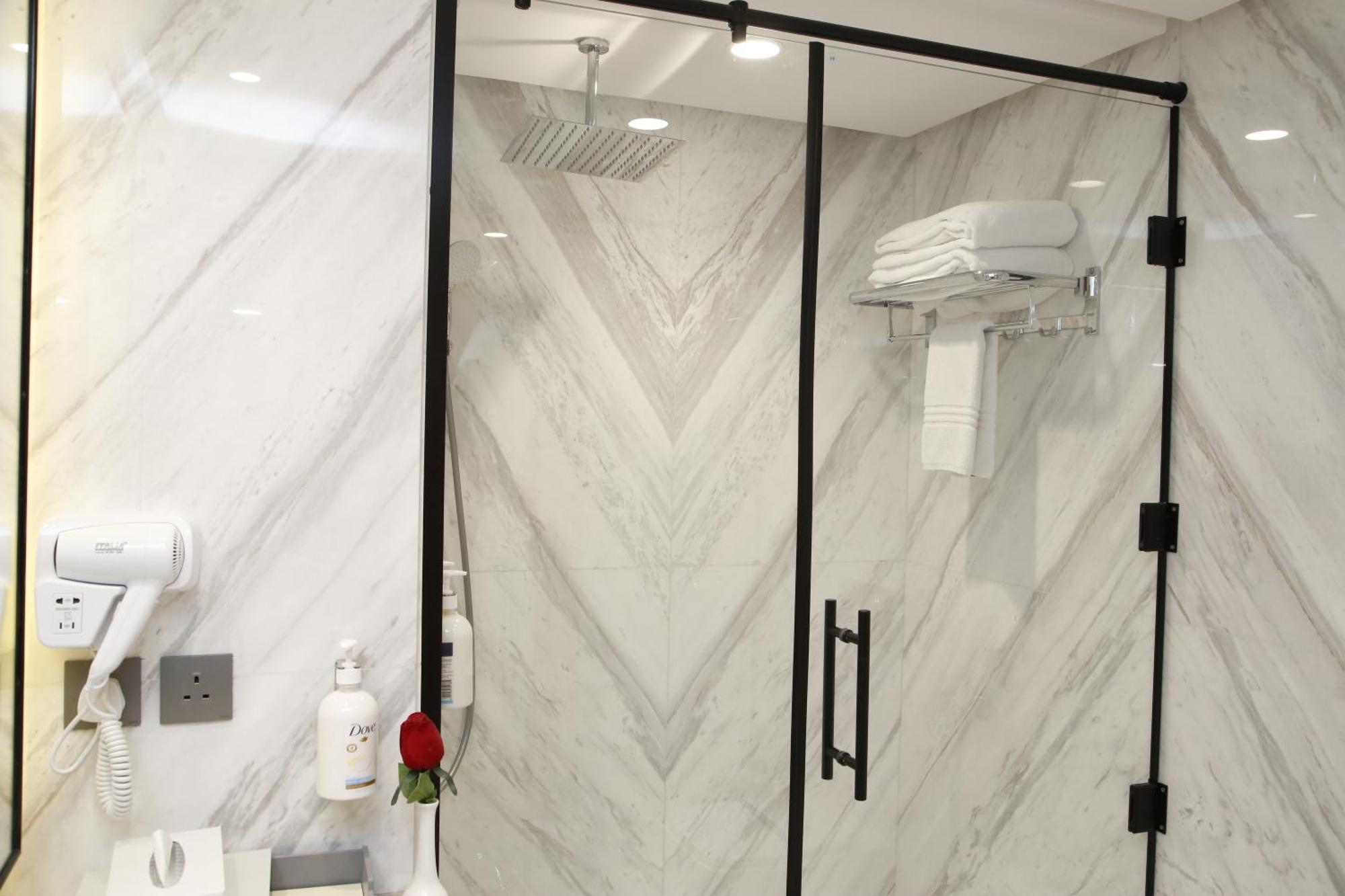 Maden Alrawda 호텔 메디나 외부 사진 A shower door