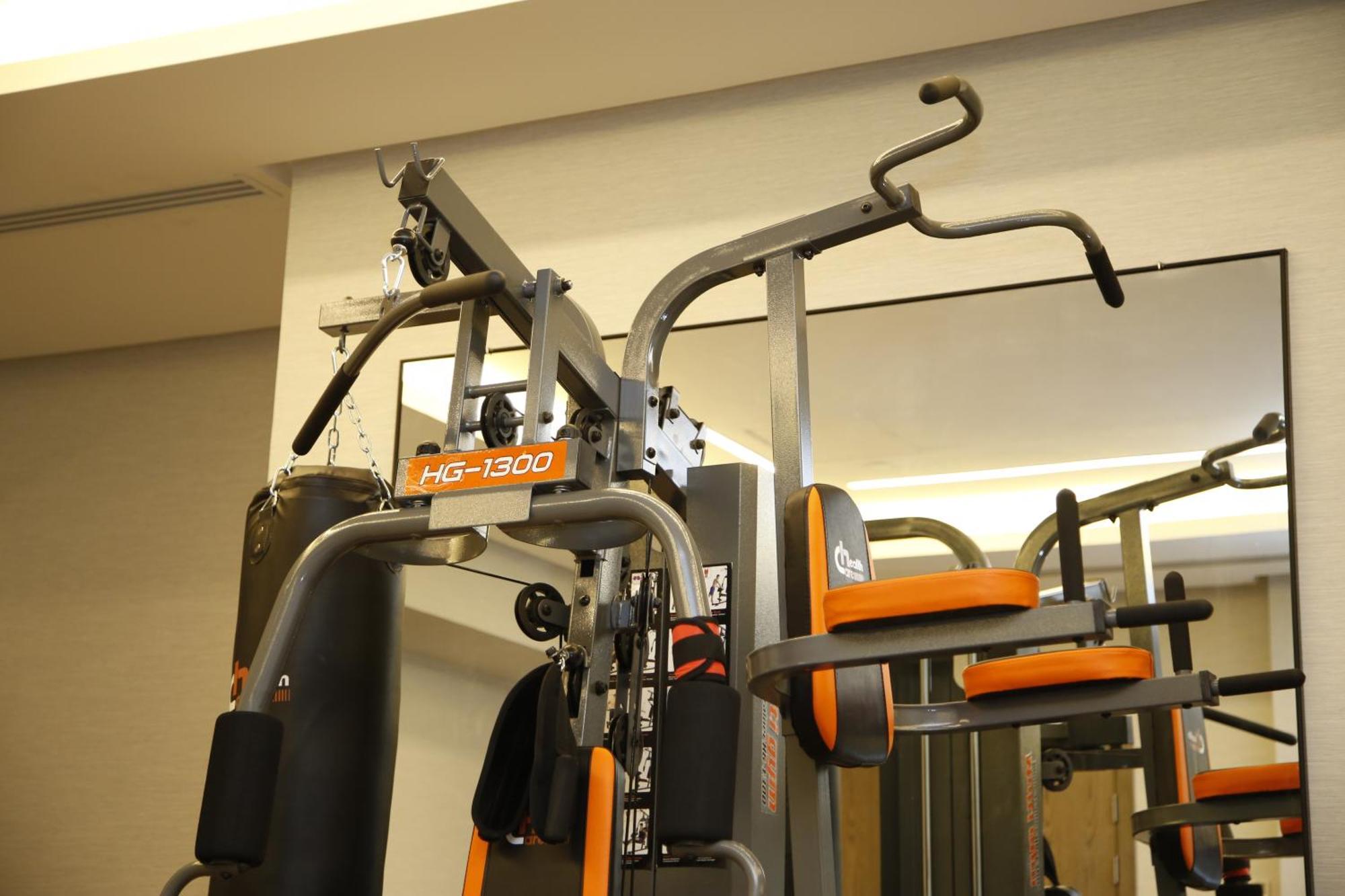 Maden Alrawda 호텔 메디나 외부 사진 A chin-up bar