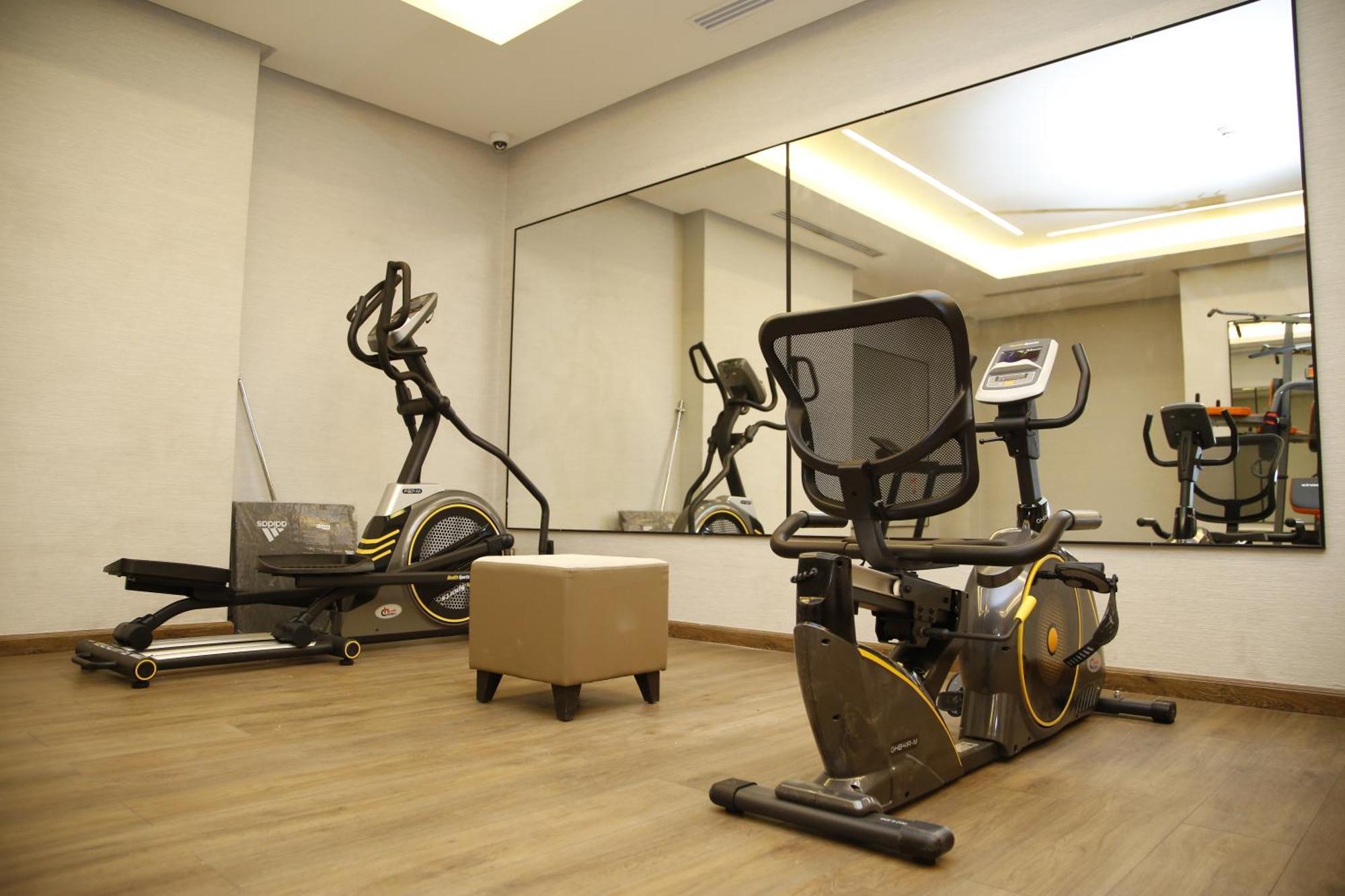 Maden Alrawda 호텔 메디나 외부 사진 A gym at a hotel