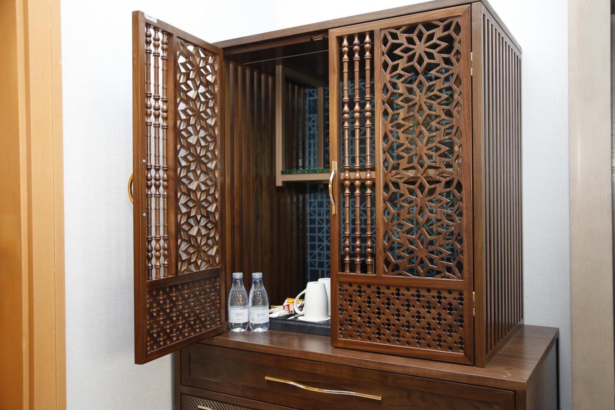 Maden Alrawda 호텔 메디나 외부 사진 A mezuzah case in a hotel room