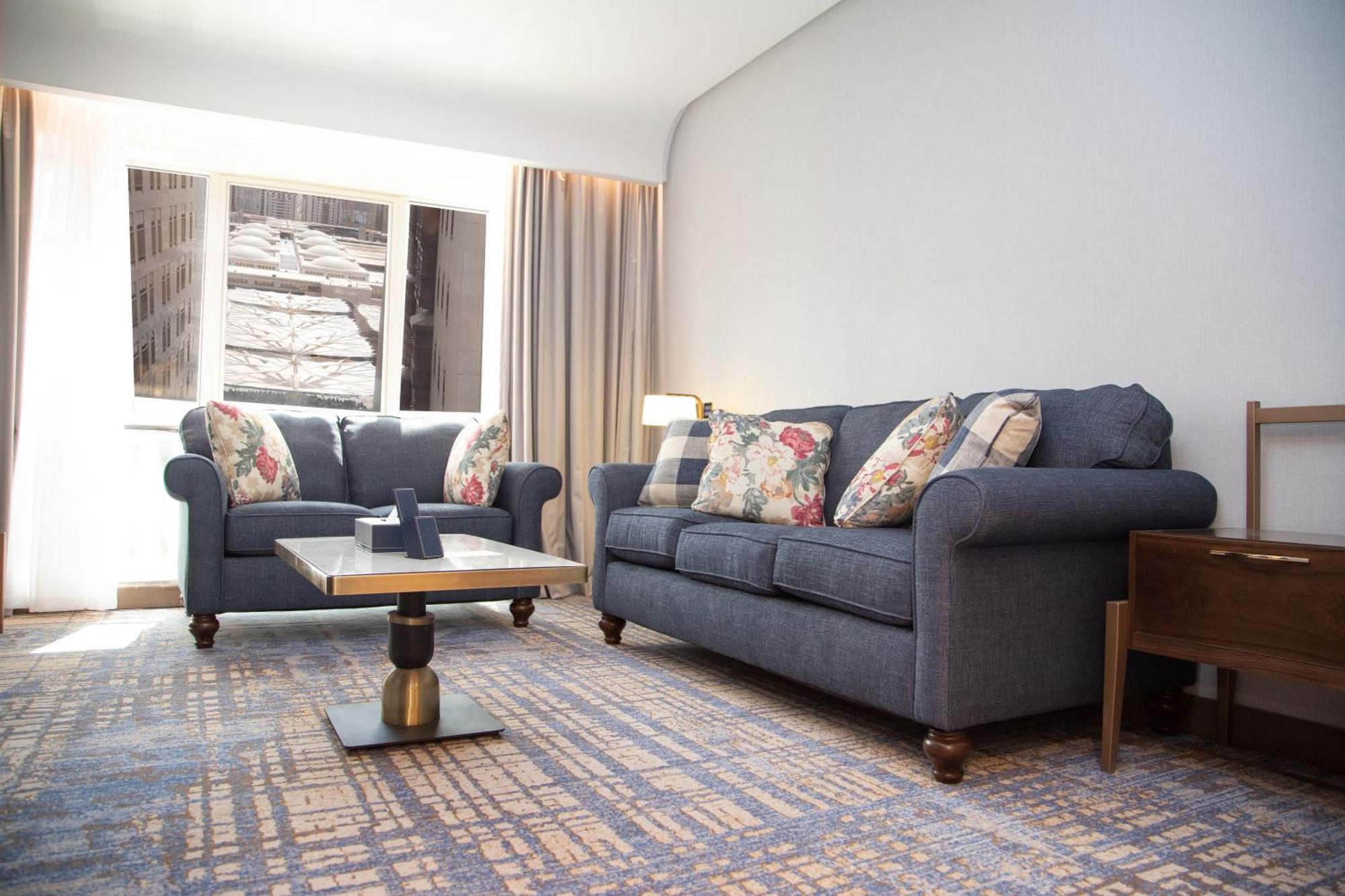 Maden Alrawda 호텔 메디나 외부 사진 A living room in a suite at the hotel
