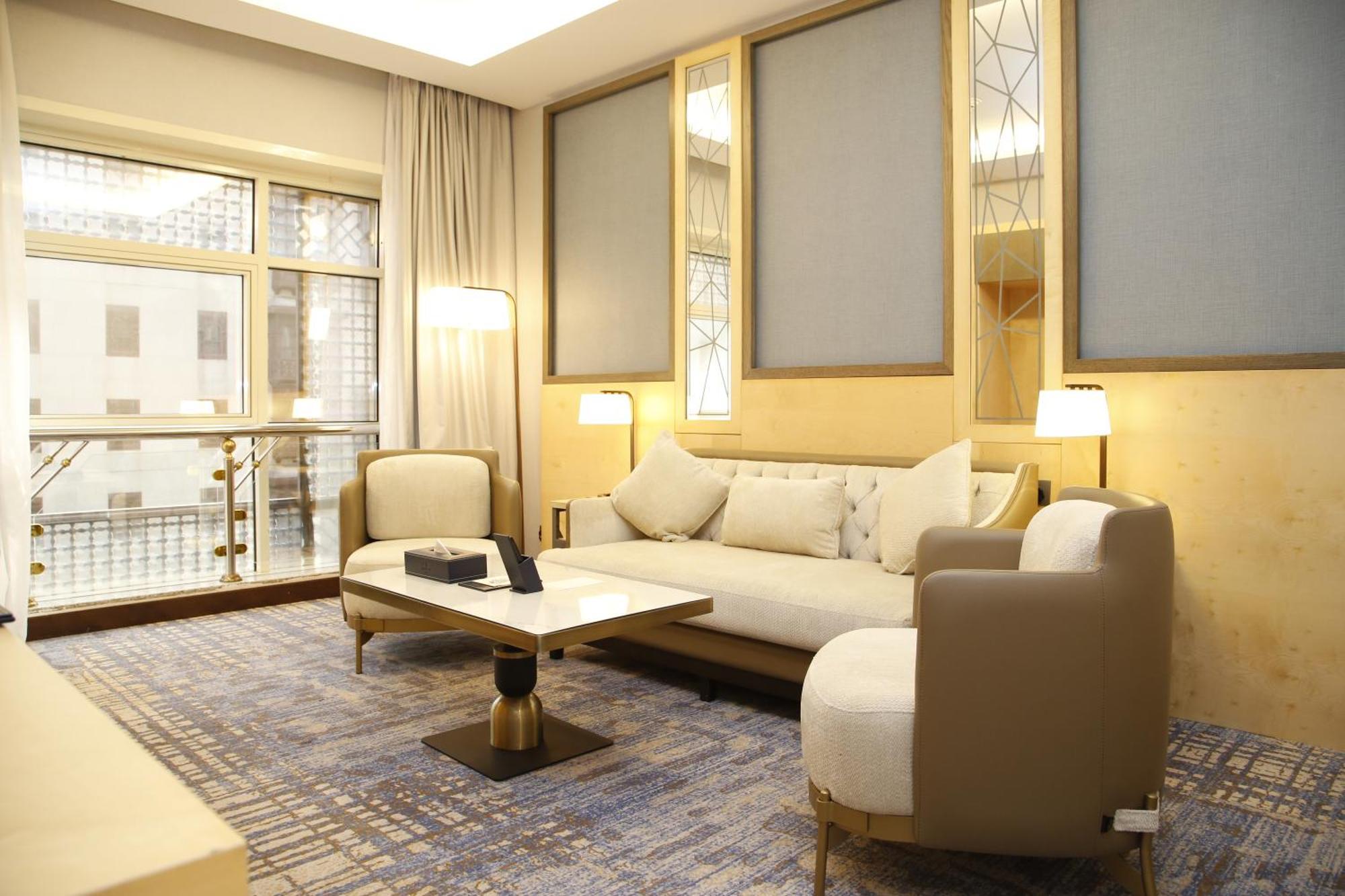 Maden Alrawda 호텔 메디나 외부 사진 A living room in a suite at the Ritz-Carlton, DIFC
